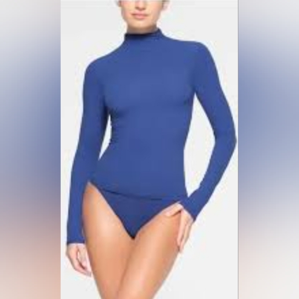 Skims Fits Everybody SOLD OUT Turtleneck Size Medium.